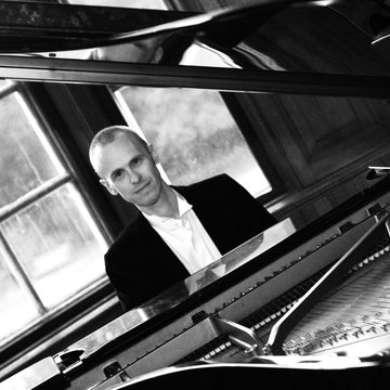 Hire Rich Jones Jazz & Pop Pianist / Singing Pianist Singing pianist with Encore