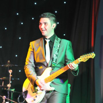 Hire Lee Wilkinson Singing guitarist with Encore