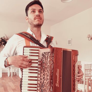 Hire Nathan de Broize Accordionist with Encore