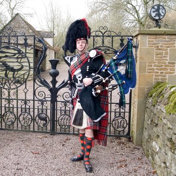 Hire Richard Jasper Bagpiper with Encore