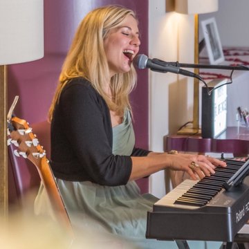 Hire Josie Florence Singing pianist with Encore