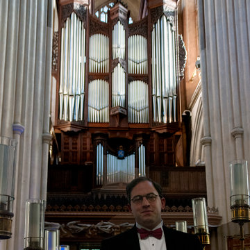 Hire Shean Bowers Organist with Encore