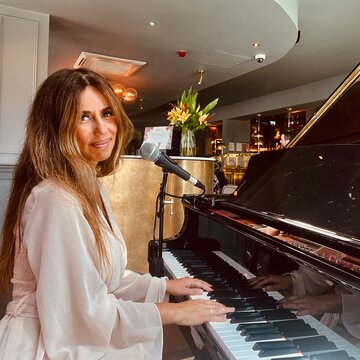 Hire Laura Ratcliffe (wedding ceremony specialist) Singing pianist with Encore