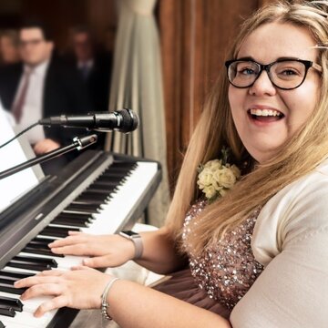 Hire Hannah Turner Singing pianist with Encore
