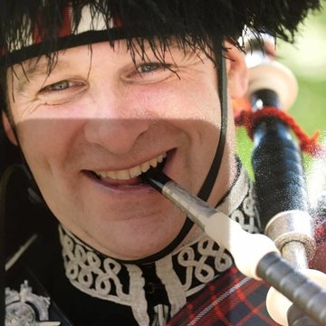 Hire Spud Piper Bagpiper with Encore