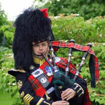 Hire Cambridge Bagpiper  Bagpiper with Encore