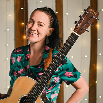 Hire Laura Wyatt  Singing guitarist in London