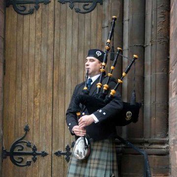 Hire Alistair Mackay Bagpiper with Encore