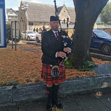 Hire Richard Wilson Bagpiper with Encore