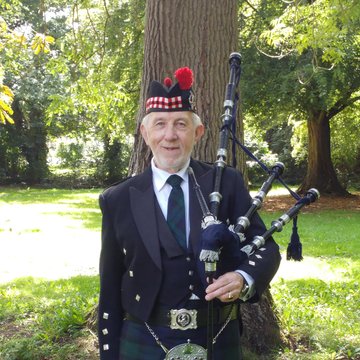 Hire Andrew MacGregor Bagpiper with Encore