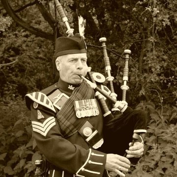 Hire Kevin Turner Bagpiper with Encore