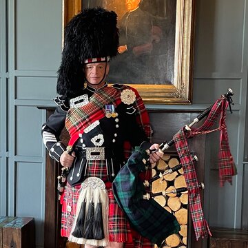 Hire David McRobb Bagpiper with Encore