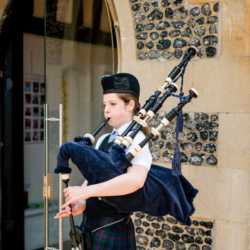 Hire Alice Inglis Bagpiper with Encore