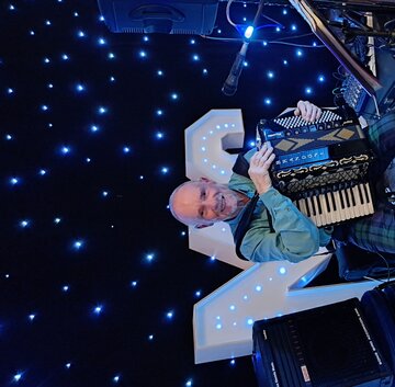 Hire Dave Elliot Accordionist with Encore