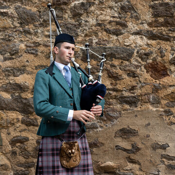 Hire Archie Macpherson Bagpiper with Encore