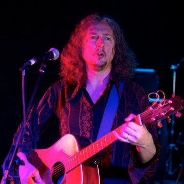 Hire Rob Sowden Singing guitarist with Encore