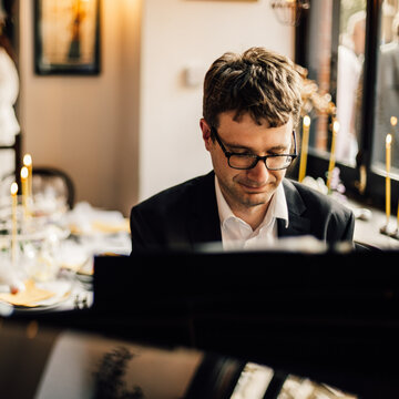 Hire Tom Kelsey Pianist with Encore