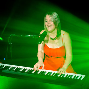 Hire Anita Hale Singing pianist with Encore