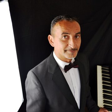 Hire Rafael Comino Keyboardist with Encore