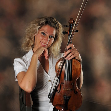 Hire Natalya Aversa Electric violinist with Encore