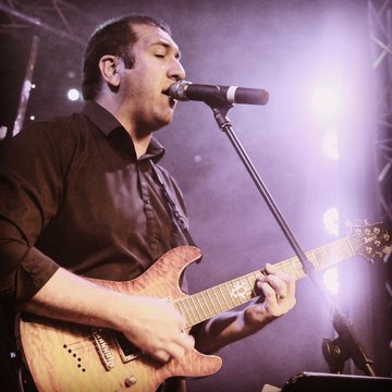 Hire Wayne Warnock Singing guitarist with Encore