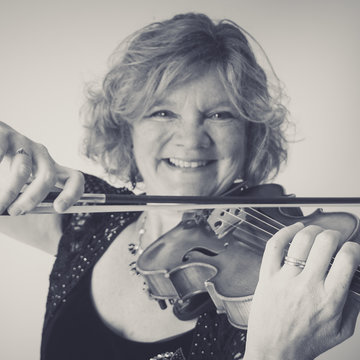 Hire Caroline Waters Violinist with Encore