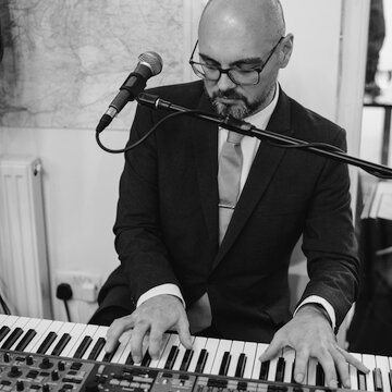 Hire Dan Burnett Singing pianist with Encore