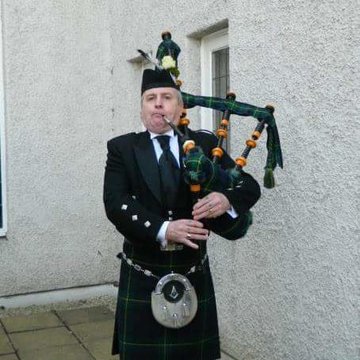 Hire Michael Dailly Bagpiper with Encore