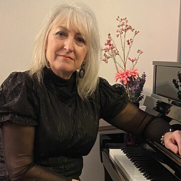 Hire Julie Dunn Duo/Trio/Quartet + Original artist with Encore