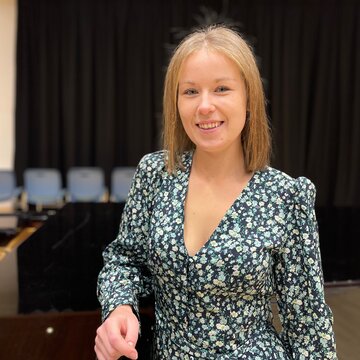 Hire Anna Glover Pianist with Encore