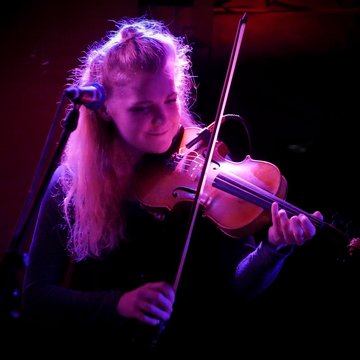 Hire Anna Hughes Violinist with Encore