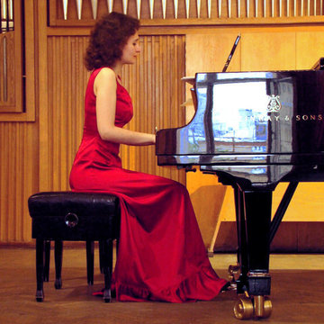 Hire Julia Chernyavsky Pianist with Encore