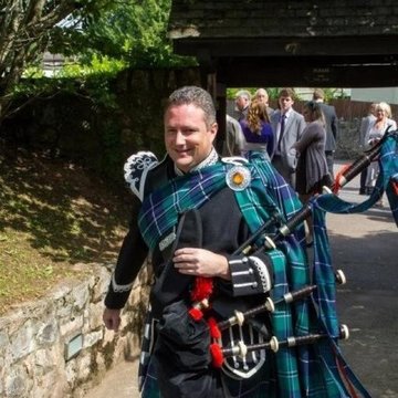 Hire Lorcan Drysdale Bagpiper with Encore