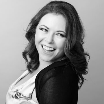 Hire Caroline Carragher Singer (mezzo soprano) with Encore