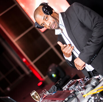 Hire DJ Wayne Smooth - London DJ with Encore