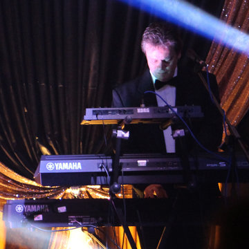 Hire Peter Hughes Keyboardist with Encore