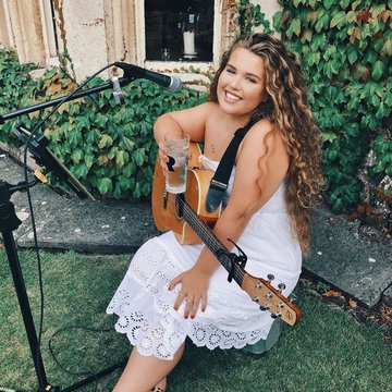 Hire Yazzy Chamberlain Singing guitarist with Encore