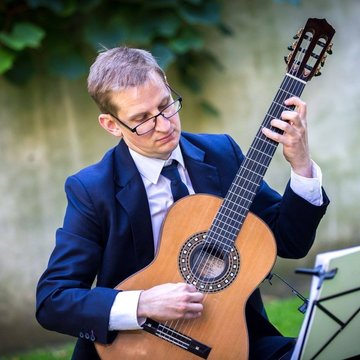 Hire Luke Scurr Spanish guitarist with Encore