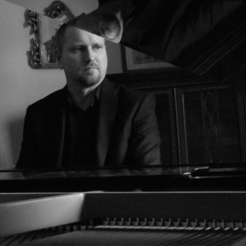 Hire Ian Hannah Singing pianist with Encore