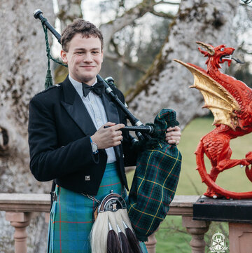 Hire Theodore Barclay Bagpiper with Encore