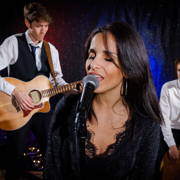 Hire I Do Party Acoustic band with Encore