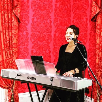 Hire Charlotte Mendly Singing pianist with Encore