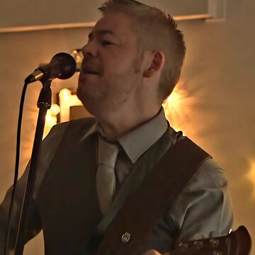 Hire Paul-Wedding Singer Guitarist & DJ.  Guitarist with Encore