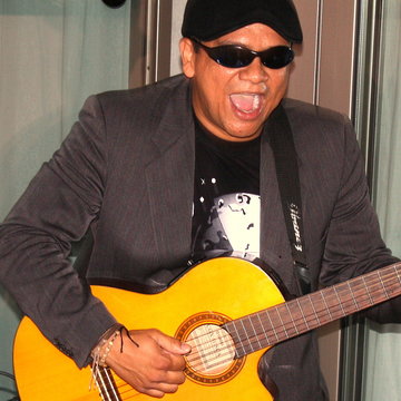 Hire Michael Slim Singing guitarist with Encore