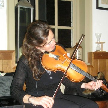 Hire Lela Mai Violinist with Encore