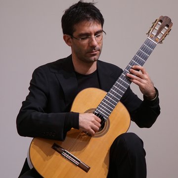 Hire Daniele Piroddi Classical guitarist with Encore