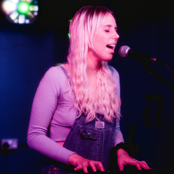 Hire Daisy Wardle Singing pianist with Encore