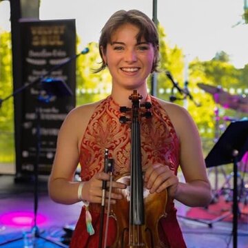 Hire Chloë Dickens Violinist with Encore
