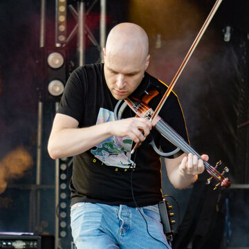 Hire Matei Constantin Electric violinist with Encore