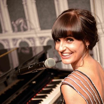 Hire Katie Findler Singing pianist with Encore